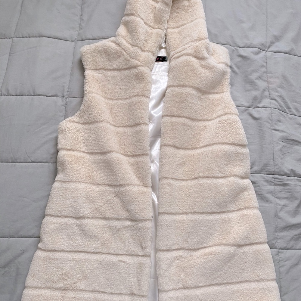 FLUFFY VEST🤍